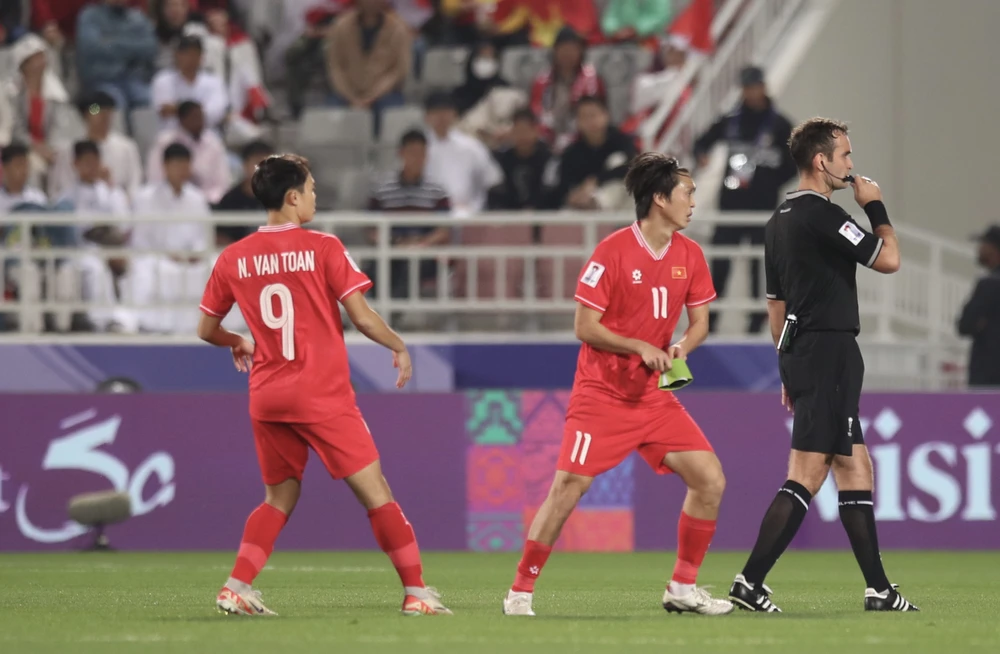 nong-hlv-kim-sang-sik-loai-4-cau-thu-gay-soc-voi-thai-son (2).JPG