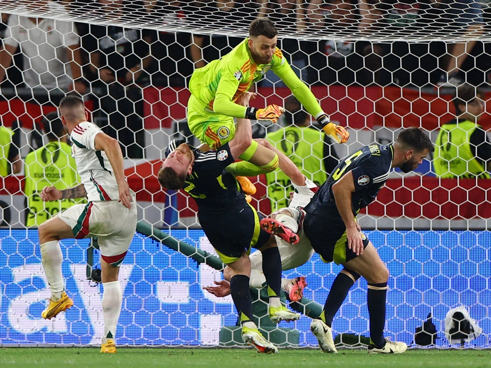 duc-thoat-thua-phut-bu-gio-hungary-thang-scotland-phut-90-10- (5).jpg