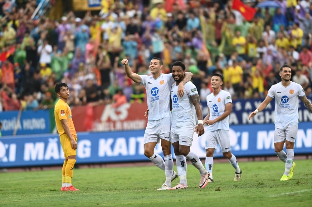 V-League khoá sổ_Rafeson.jpg