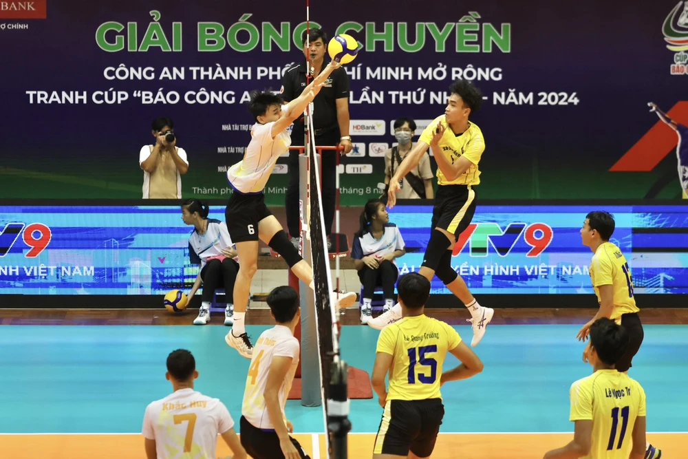 chu-giai-bong-chuyen-cong-an-tp-hcm-thang-lon-trong-ngay-khai-mac (2).jpg