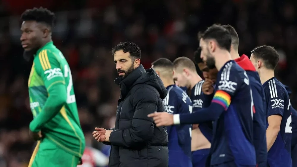 các ngôi sao MU bỏ áo khoác vì Mazraoui