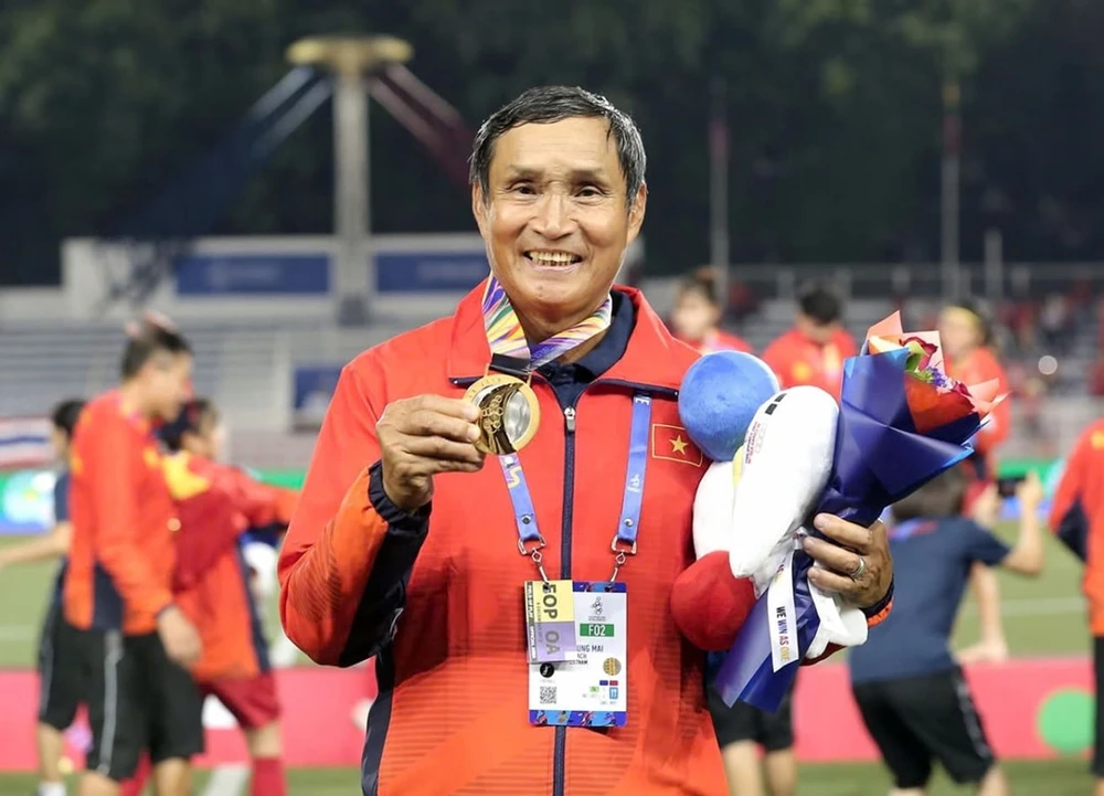 HLV Mai Đức Chung nhận danh hiệu Anh hùng lao động và những thành tích với bóng đá Việt Nam