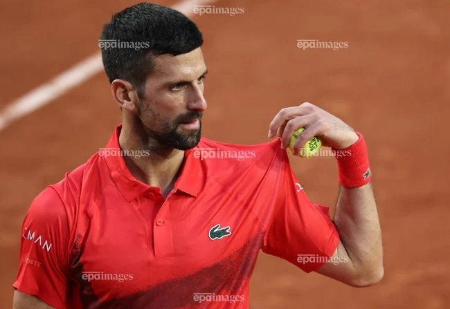 Novak Djokovic tập tễnh