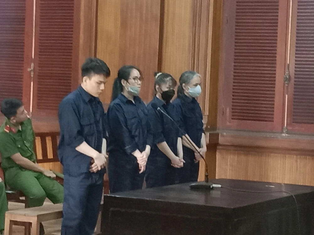 Các bị cáo trong vụ dàn cảnh quay clip nhạy cảm để tống tiền. ẢNH: ĐN