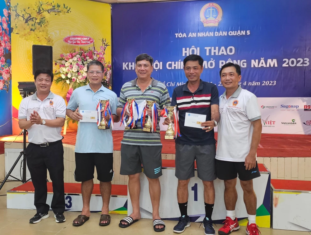 Ông Cô Hồng Mười, Chánh án TAND quận 5 (áo trắng, bìa trái) trao giải cho các đội chơi giành chiến thắng. ẢNH: SONG MAI