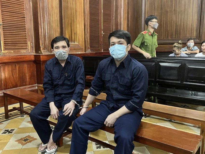 Trịnh Trường Giang (trái) và Trần Thanh Hải (phải) tại toà. Ảnh: HỮU ĐĂNG