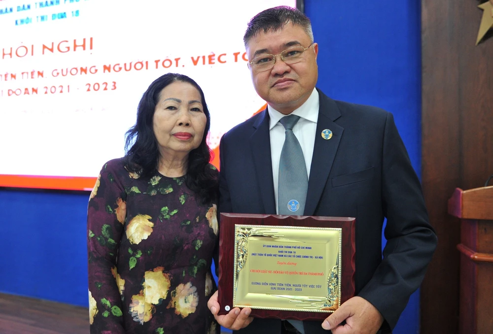 Chi hội luật sư Hội Bảo vệ quyền trẻ em TP.HCM được tuyên dương gương điển hình tiên tiến, người tốt việc tốt. ẢNH: NN