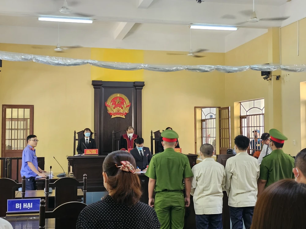 Toàn cảnh phiên xét xử diễn viên Hữu Tín và DJ Nguyễn Hoàng Phi. ẢNH: SONG MAI