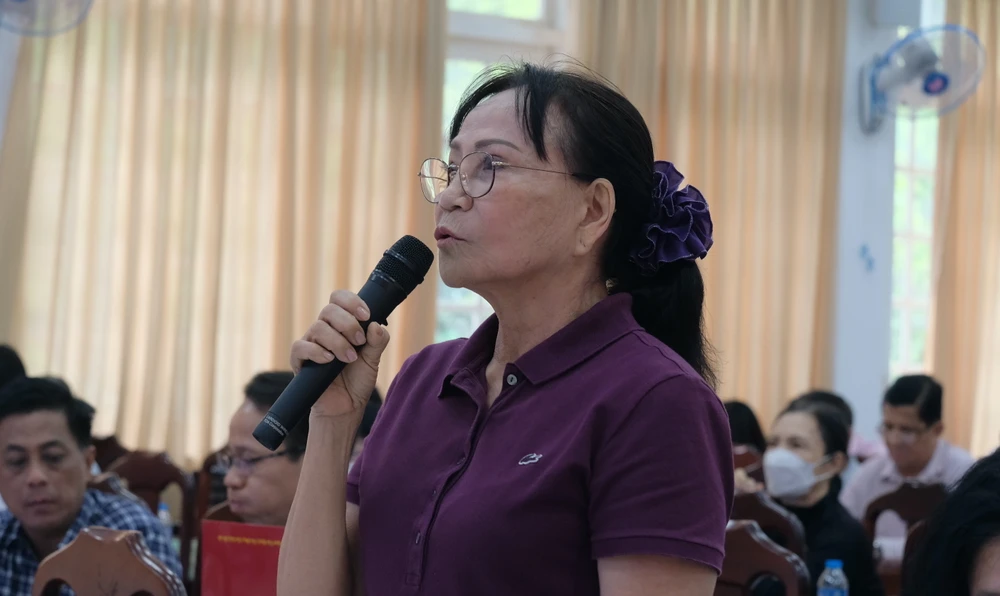 Cử tri Nguyễn Thị Hồng Duyên, ngụ phường 7, quận 5. ẢNH: SONG MAI