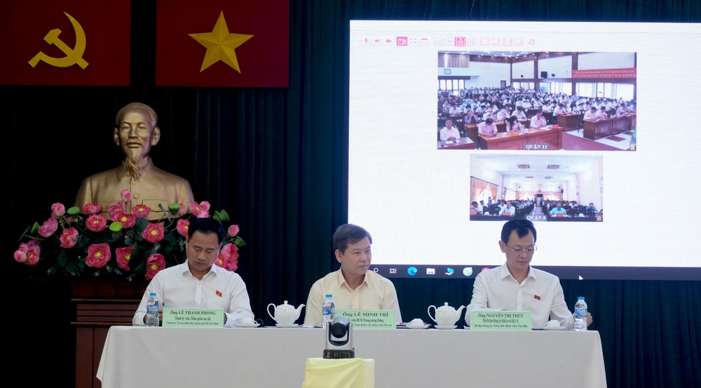 Tổ đại biểu Quốc hội (ĐBQH) TP.HCM đơn vị số 3 tiếp xúc cử tri các quận 5, 8 và 11. ẢNH: SONG MAI