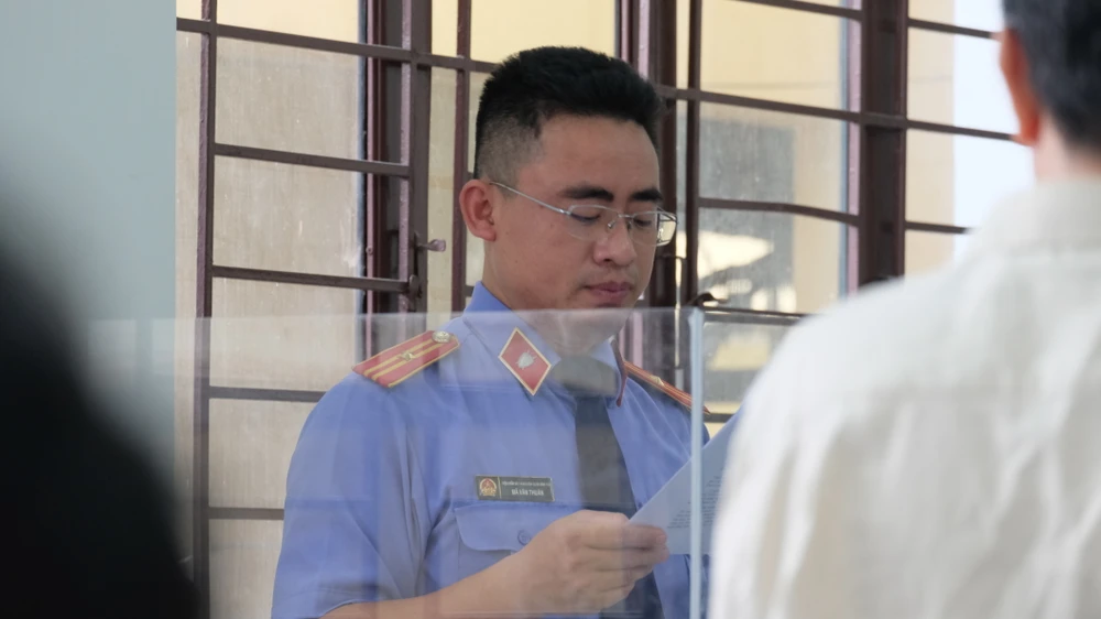 Đại diện VKSND quận Bình Tân nêu quan điểm luận tội. ẢNH: SONG MAI Đại diện VKSND quận Bình Tân nêu quan điểm luận tội. ẢNH: SONG MAI