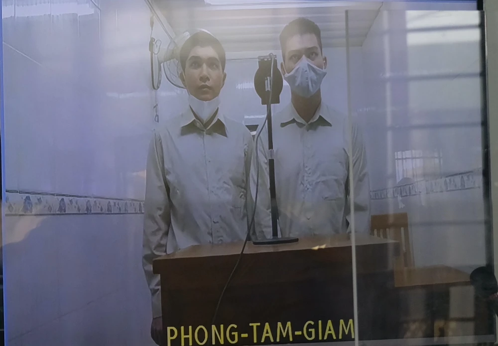 Hai bị cáo tại điểm cầu nhà tạm giam Công an quận Bình Tân. ẢNH: SONG MAI