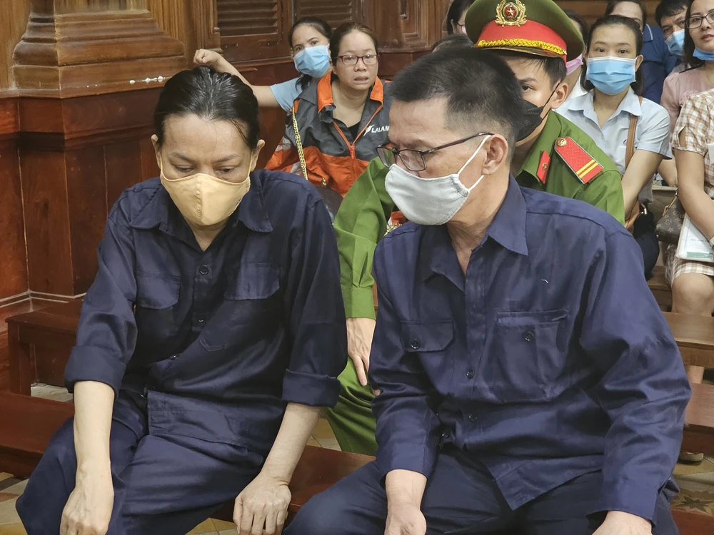 Hai bị cáo Phạm Thị Thu Thủy và Phạm Quang Vũ tại phiên tòa. ẢNH: SONG MAI