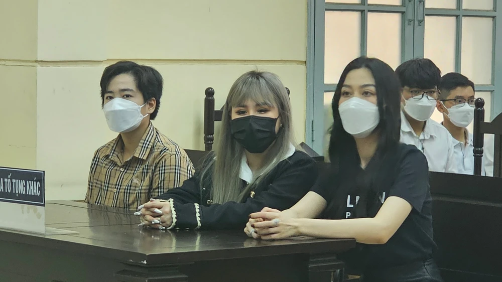 Chị Trần My và chị Lệ Khanh tại phiên tòa sáng nay. ẢNH: SONG MAI