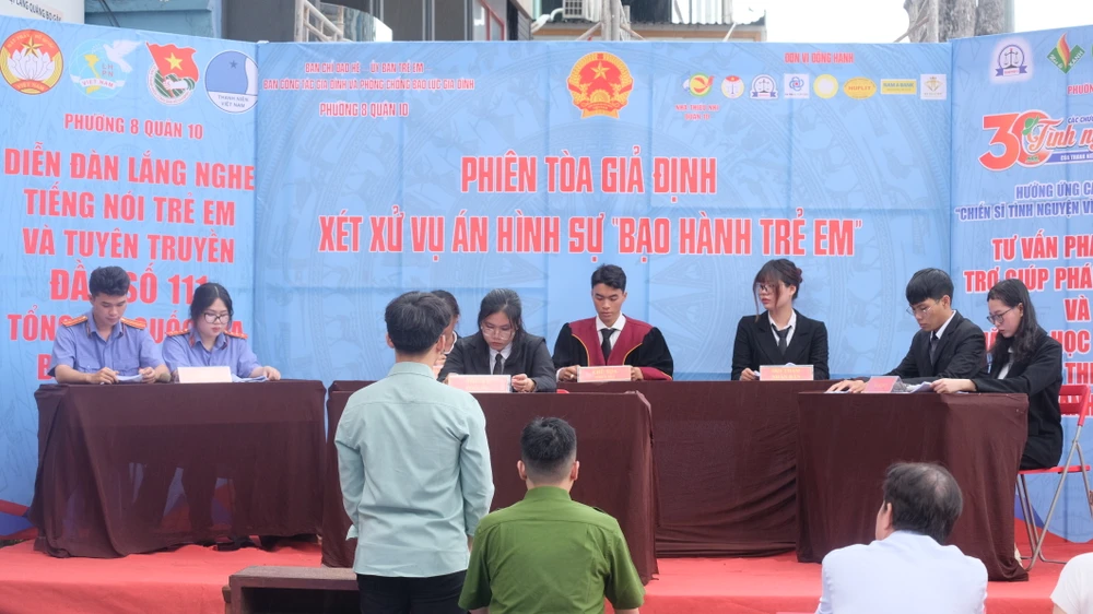 Phiên tòa giả định tại UBND phường 8, quận 10. ẢNH: SONG MAI