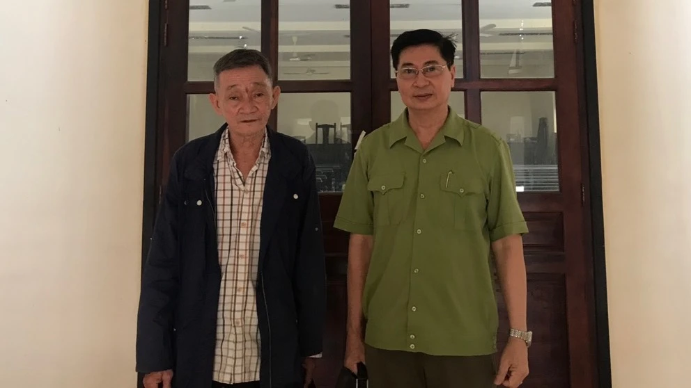 Ông Trịnh Dân Cường (bìa trái) cùng người đại diện theo pháp luật đến TAND quận 6 ngày 9-6. Ảnh: NCT