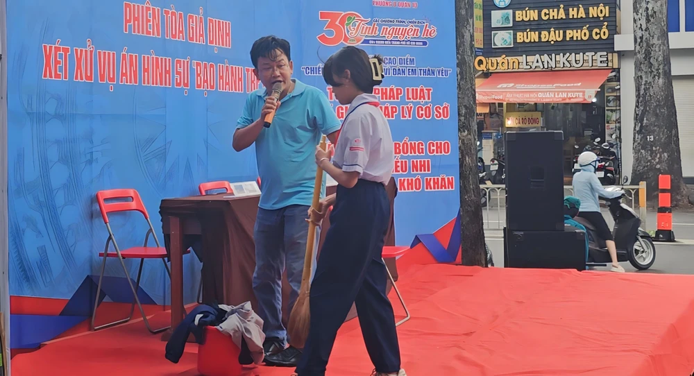 Sân khấu hóa tiểu phẩm phòng, chống bạo lực gia đình, bạo hành trẻ em. ẢNH: SONG MAI