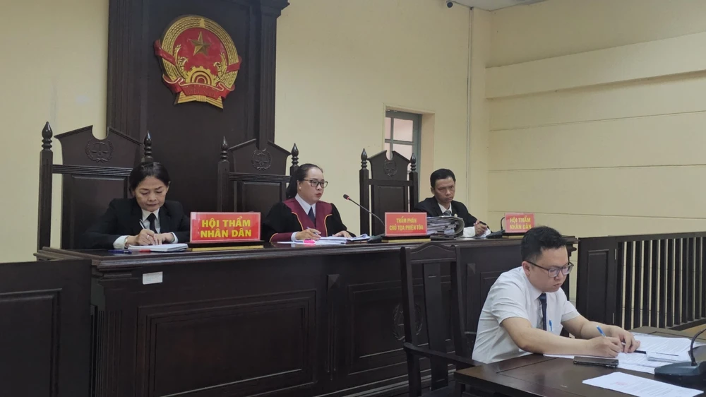 HĐXX đang xét hỏi các bị cáo. Ảnh: SONG MAI