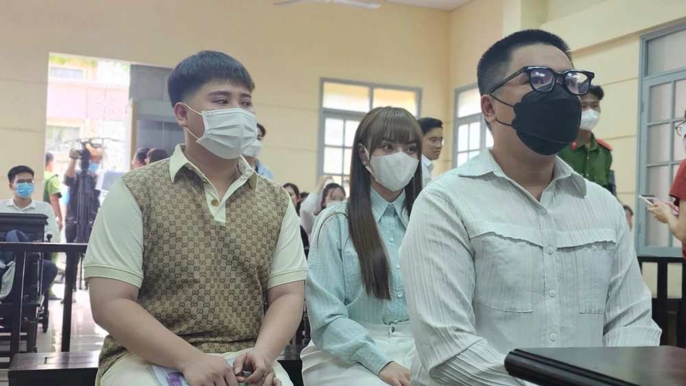 Trang Nemo và các đồng phạm tại tòa. Ảnh: SONG MAI