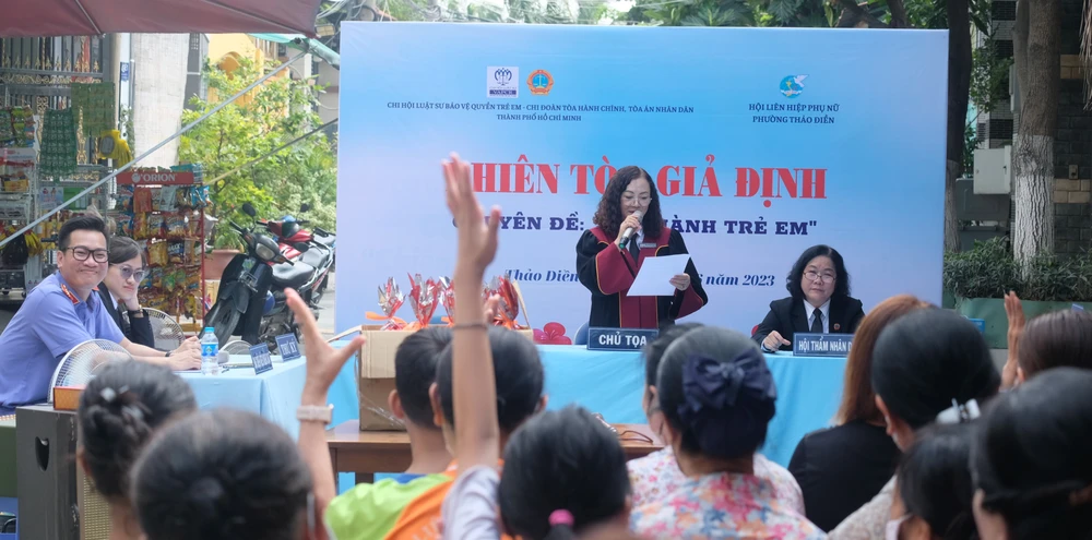 Dự phiên tòa giả định phòng chống bạo lực trẻ em, người dân được tặng quà ảnh 3