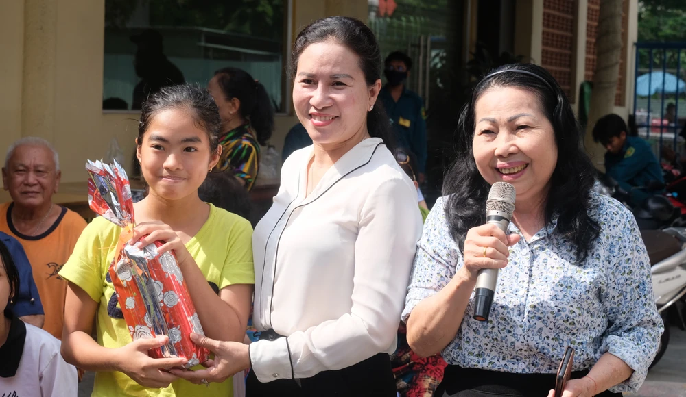 Dự phiên tòa giả định phòng chống bạo lực trẻ em, người dân được tặng quà ảnh 4