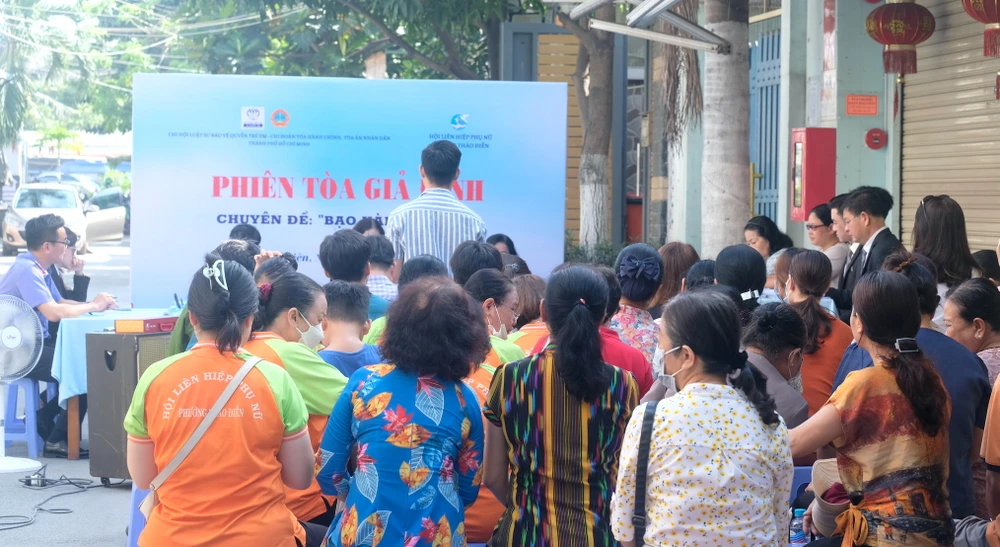 Phiên tòa giả định thu hút đông đảo người dân tham dự. Ảnh: SONG MAI