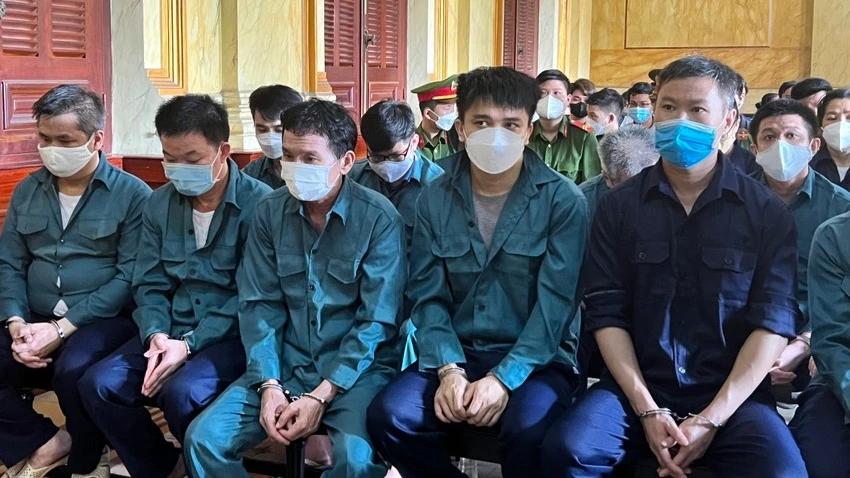 Các bị cáo trong vụ cựu cán bộ công an buôn lậu. Ảnh: HỮU ĐĂNG