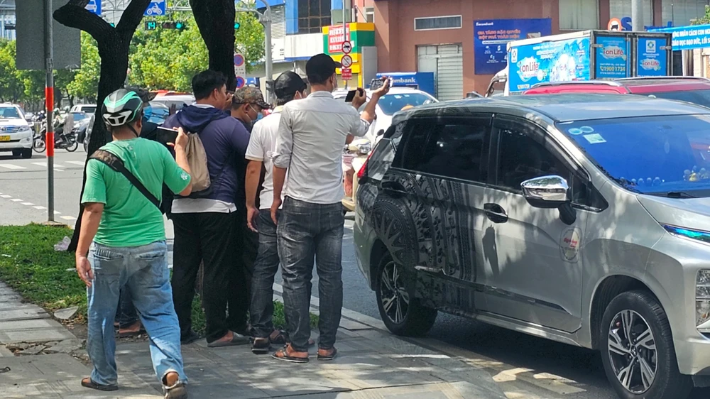 Rất đông youtuber tập trung trước tòa án để ghi hình Hồng Loan. Ảnh: SONG MAI