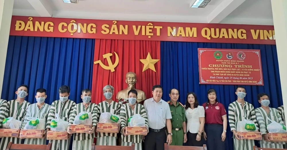 Trao quà cho các phạm nhân tại Nhà tạm giữ Công an huyện Bình Chánh. Ảnh: KHẮC TUẤN
