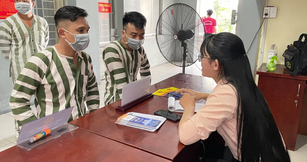 Hỗ trợ tư vấn, định hướng nghề nghiệp cho người chấp hành án chuẩn bị tái hòa nhập cộng đồng. Ảnh: KHẮC TUẤN