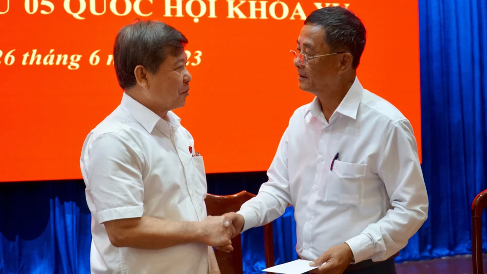 Viện trưởng VKSND Tối cao Lê Minh Trí (trái) trò chuyện với ông Lâm Viên Đức, Phó Chủ tịch Ủy ban MTTQ Việt Nam Quận 11 sau buổi tiếp xúc cử tri. Ảnh: BẢO PHƯƠNG