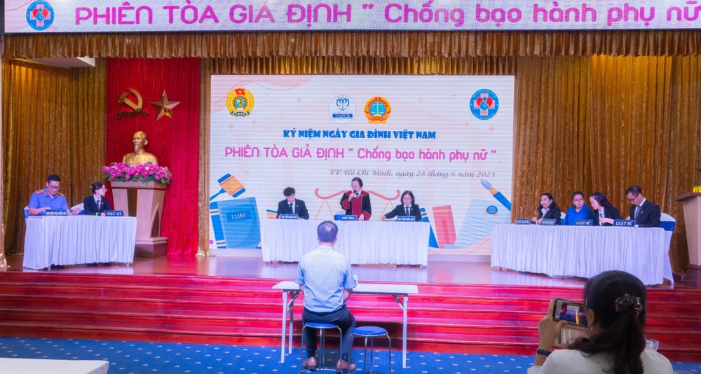 Phiên tòa giả định được tổ chức tại hội trường Bệnh viện Hùng Vương. Ảnh: NN