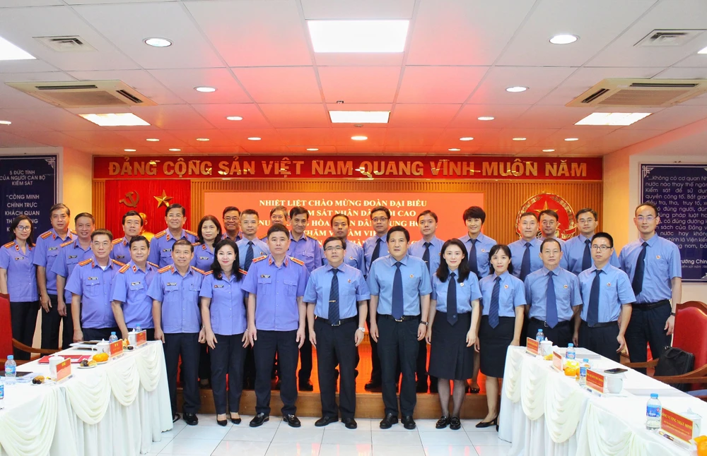 VKSND TP.HCM chụp ảnh lưu niệm cùng Đoàn đại biểu VKSND tối cao nước Cộng hòa Nhân dân Trung Hoa. Ảnh: DI LINH