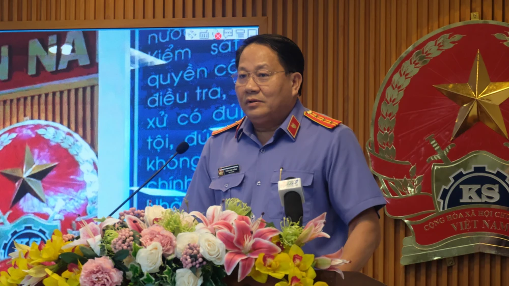 Viện trưởng VKSND quận Tân Bình báo cáo tham luận tại hội nghị. Ảnh: SONG MAI