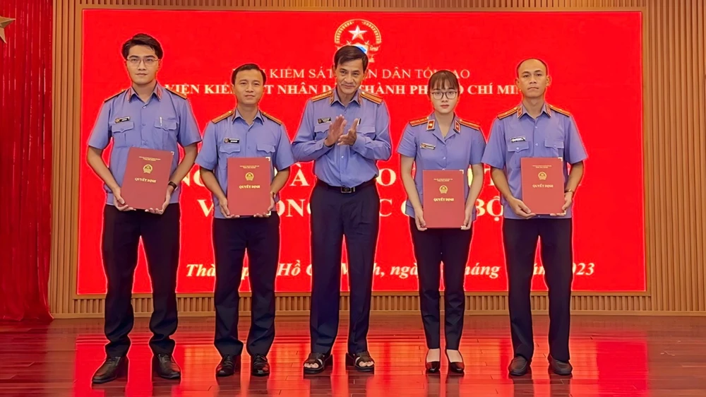 Phó Viện trưởng VKSND TP.HCM Nguyễn Văn Tấn (giữa) trao quyết định về công tác cán bộ. Ảnh: SONG MAI