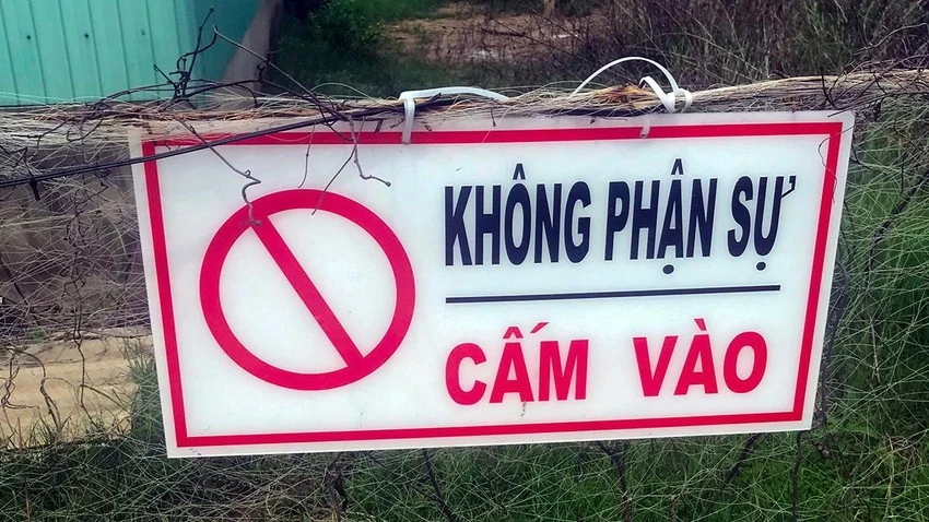 Ông Chương cho rằng ngày 20-5-2022, qua hệ thống camera, ông phát hiện nhiều người tự ý phá hàng rào, xâm nhập vào trang trại của ông và treo nhiều bảng ghi dòng chữ “Không phận sự cấm vào”. Ảnh: DIỄM HẰNG