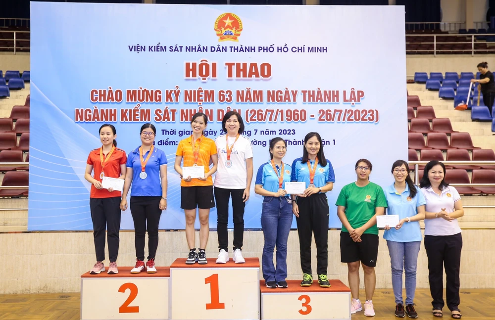Phó viện trưởng Huỳnh Thị Ngọc Hoa (bìa phải) trao giải cho vận động viên đạt giải thi đấu cầu lông. Ảnh: SONG MAI