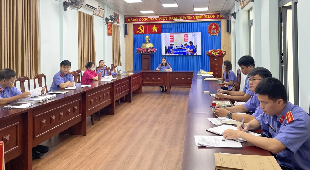 VKSND quận Bình Tân theo dõi phiên tòa rút kinh nghiệm bằng hình thức trực tuyến. Ảnh: ĐL