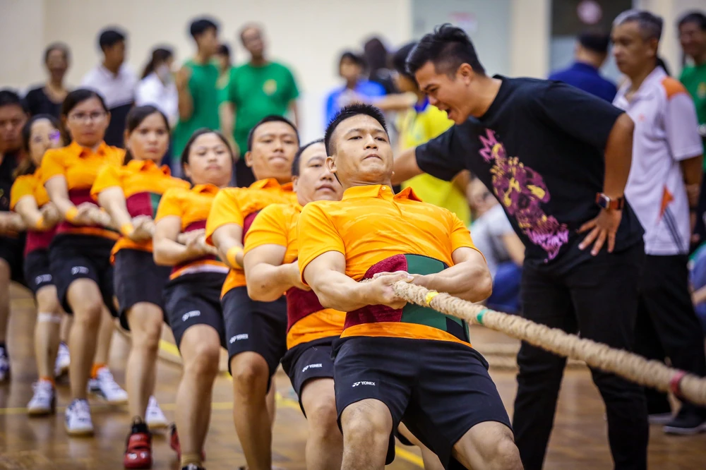 Các vận động viên ở VKSND quận Bình Tân tham gia thi đấu kéo co. Ảnh: NT