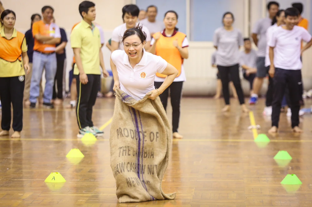 Vận động viên ở VKSND huyện Củ Chi tham gia thi đấu nhảy bao. Ảnh: NT