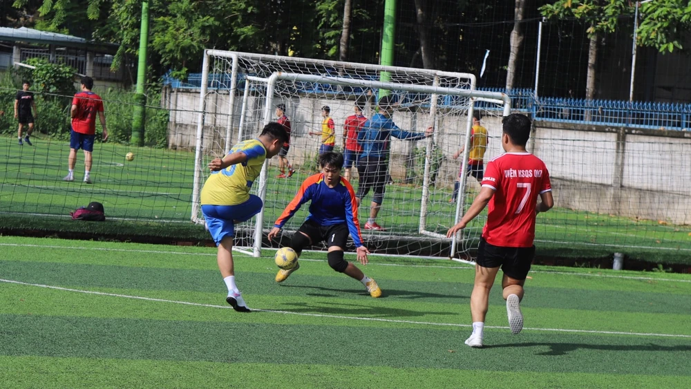 Các vận động viên tham gia thi đấu bóng đá. Ảnh: ĐL