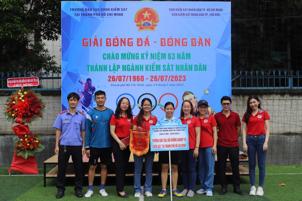 Trường Đào tạo bồi dưỡng nghiệp vụ kiểm sát tại TP.HCM giành giải ba bóng bàn đôi nam nữ. Ảnh: ĐL