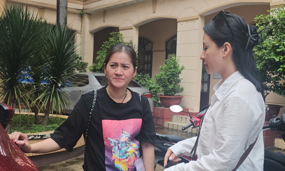 Bà Võ Thị Hồng Loan (trái) đã đến TAND quận Phú Nhuận vào chiều 25-7. Ảnh: SONG MAI