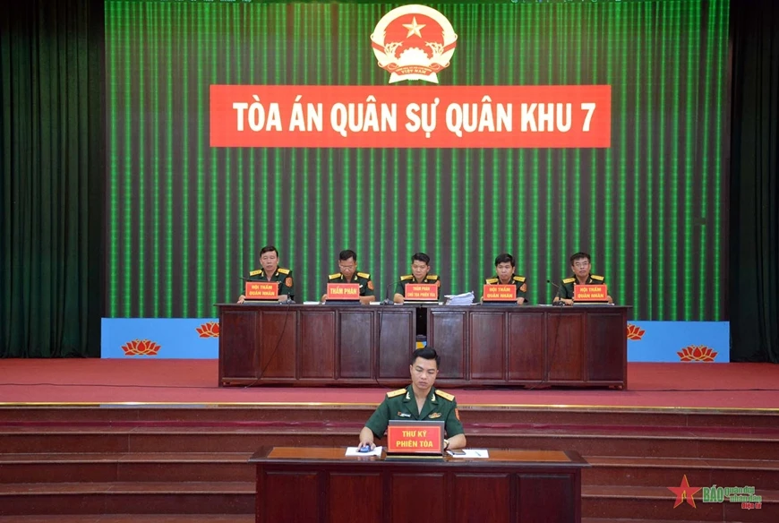 HĐXX vụ án đưa tin sai lệch về sự việc tại Trường Quân sự Quân khu 7. Ảnh: Báo Quân đội nhân dân HĐXX vụ án đưa tin sai lệch về sự việc tại Trường Quân sự Quân khu 7. Ảnh: Báo Quân đội nhân dân