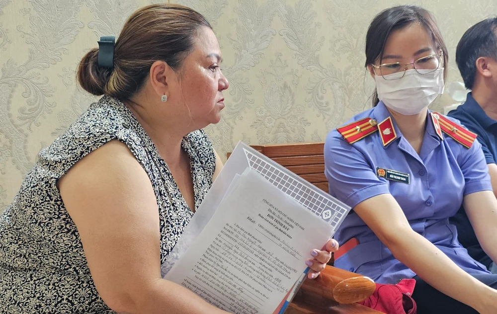 Bì Trần Hoàng Họa Mi (trái - mẹ của Nguyễn Trần Hoàng Phong) tại buổi làm việc. Ảnh: SONG MAI