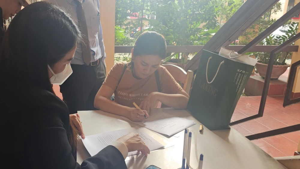 Bà Võ Thị Hồng Loan - con gái của cố NSƯT Vũ Linh đến tòa. Ảnh: SONG MAI