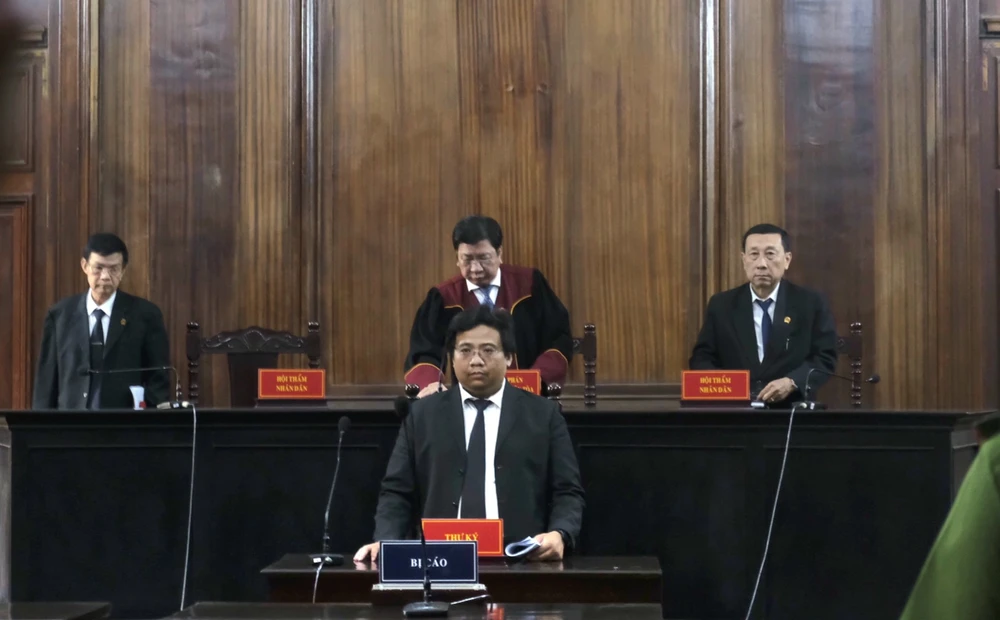 HĐXX tuyên án đối với 13 bị cáo là cựu cán bộ công an phường. Ảnh: SONG MAI HĐXX tuyên án đối với 13 bị cáo là cựu cán bộ công an phường. Ảnh: SONG MAI