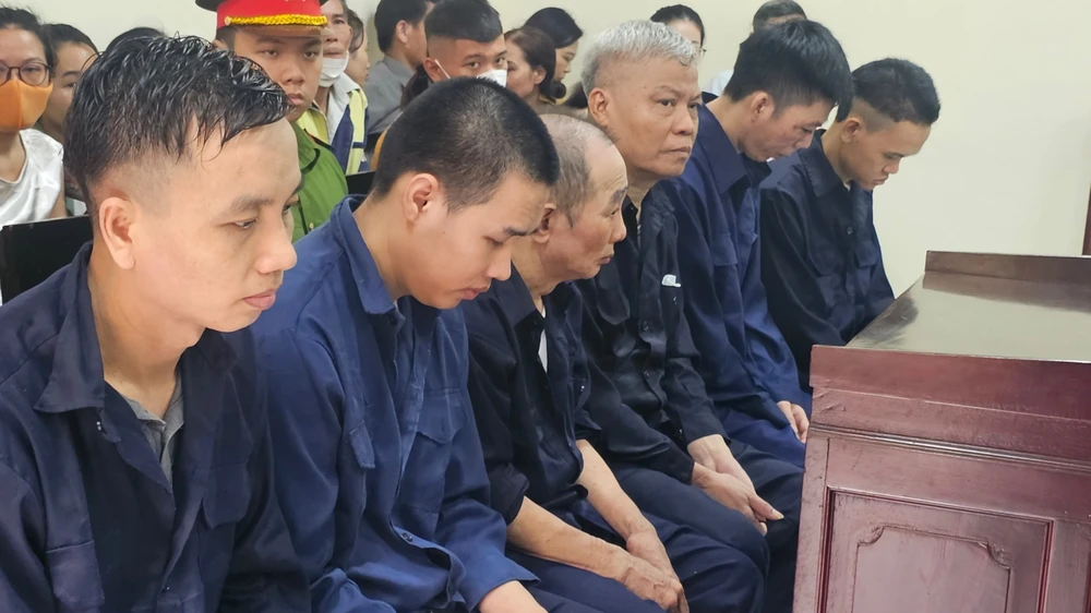 Các bị cáo làm giả Nón Sơn tại tòa. Ảnh: SONG MAI