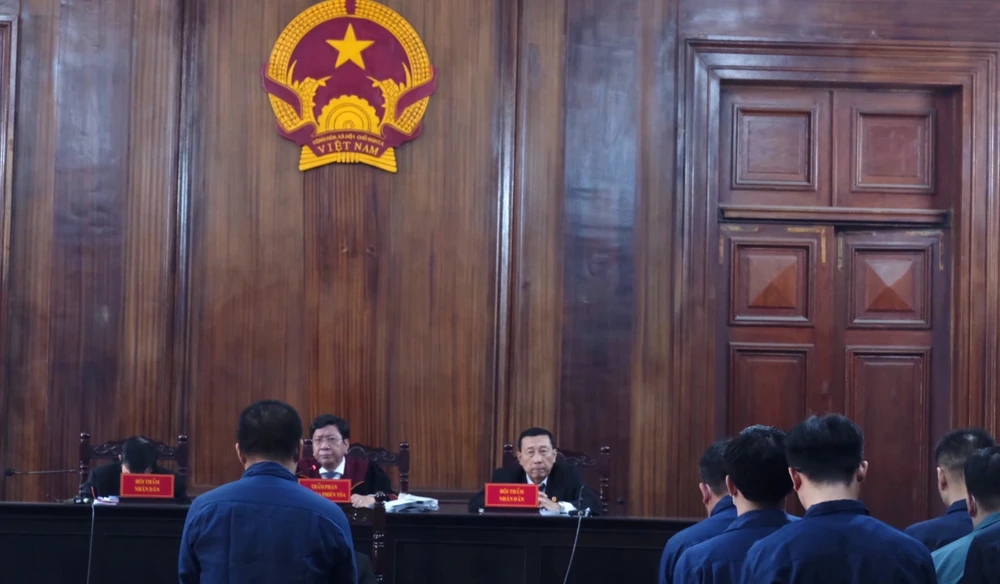 Các bị cáo nói lời sau cùng trong vụ 13 cựu công an phường nhận tiền để thả người. Ảnh: SONG MAI