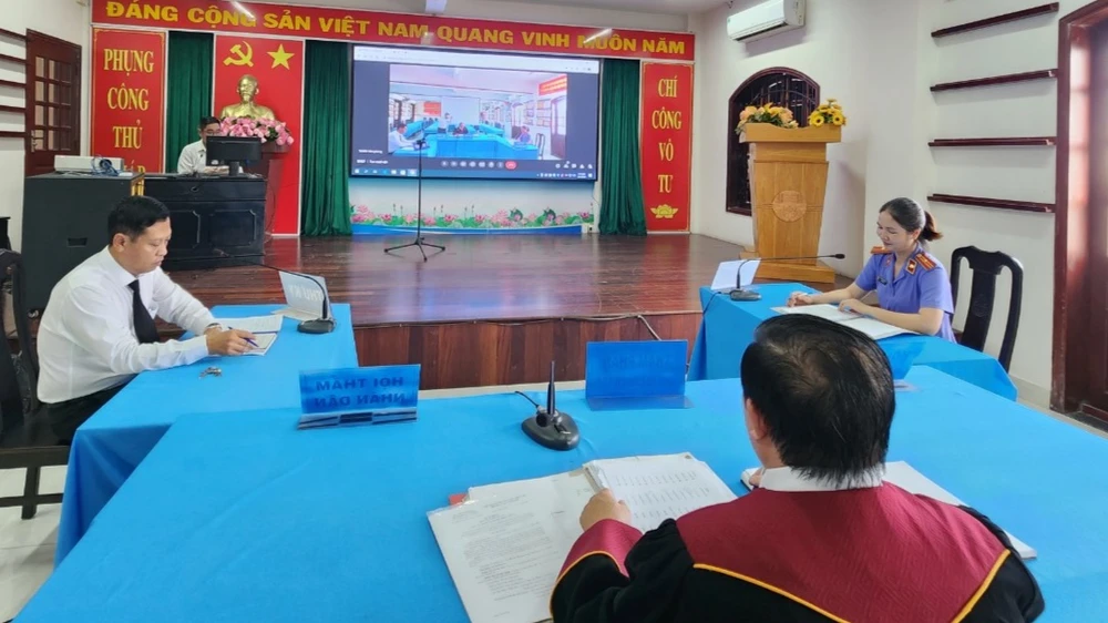 Toàn cảnh phiên xét xử trực tuyến tại điểm cầu TAND huyện Bình Chánh. Ảnh: KT